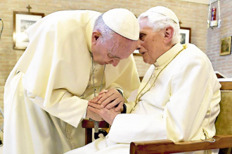 Benedicto XVI: “Cualquiera que se oponga al matrimonio homosexual o al aborto es socialmente excomulgado”