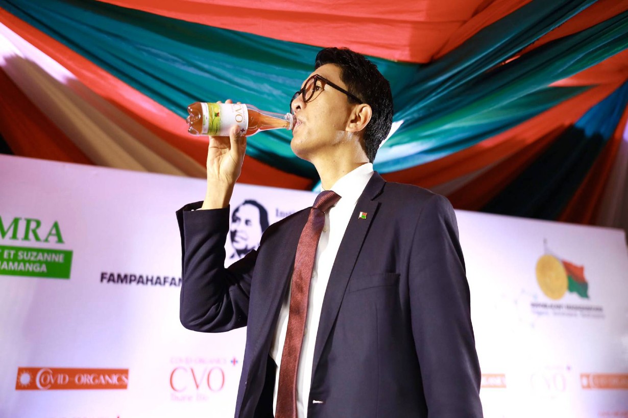El presidente de Madagascar bebiendo su 