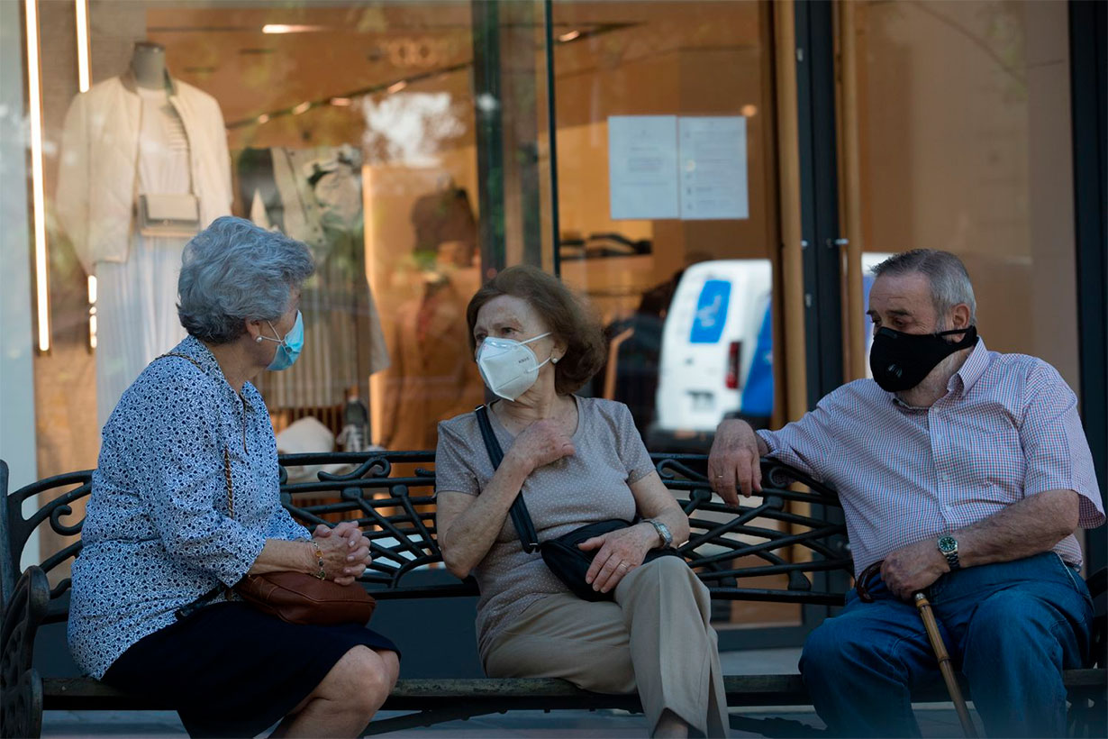 Adultos mayores en un banco, en España