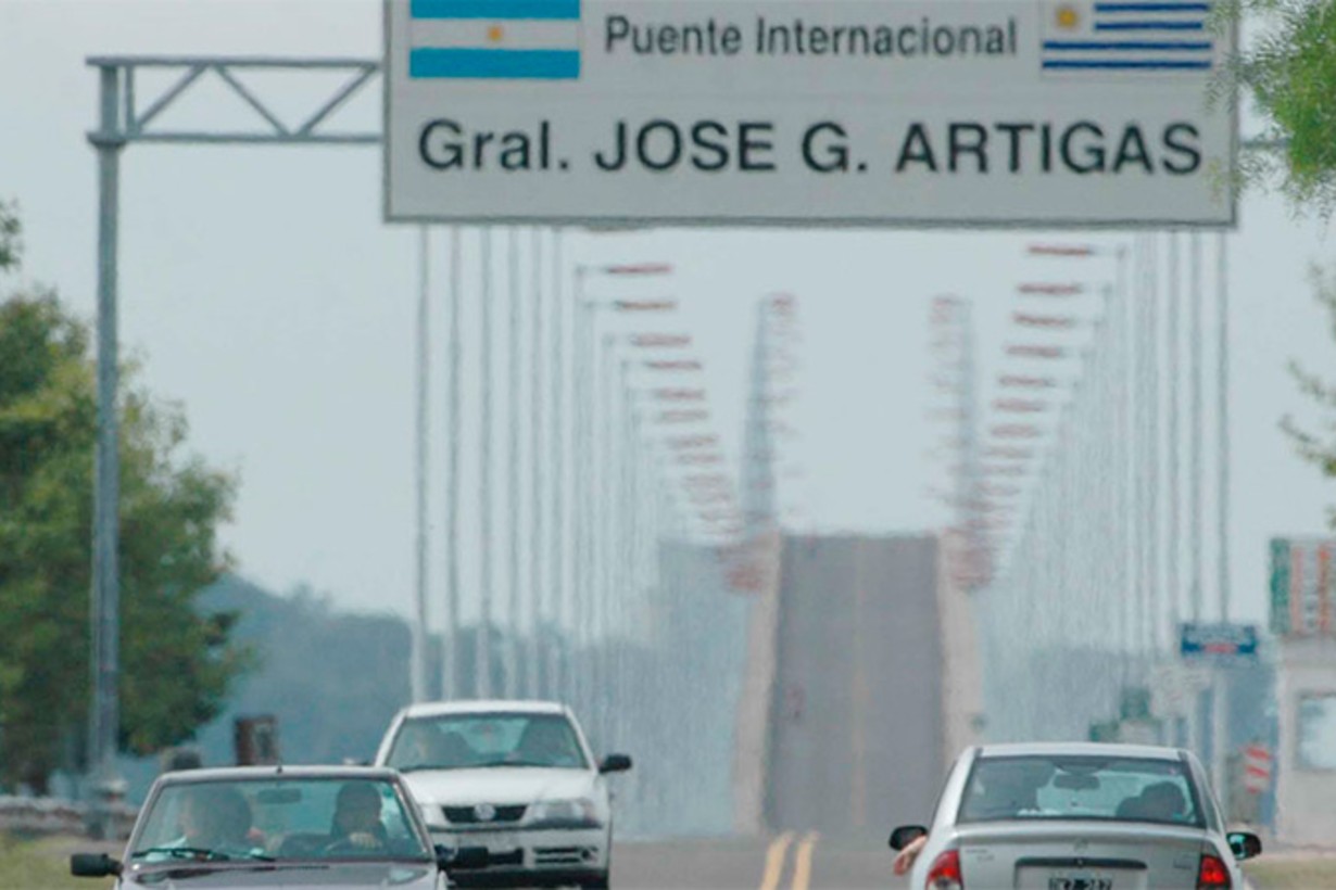 Varadas, en situación de calle y asistidas por un cura: autorizan la salida del país de una mujer venezolana y sus nietas - Noticias - Elentrerios.com