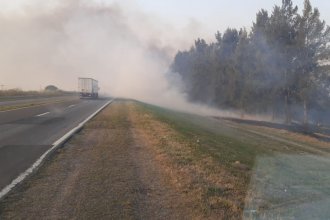 Humo por incendio de pastizales dificultan la visibilidad en ruta entrerriana