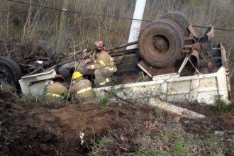 Camión arenero quedó sepultado en una banquina, tras perder el control y volcar