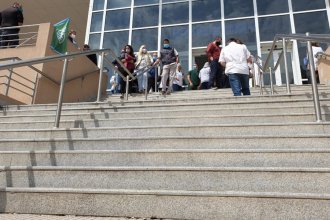 Trabajadores de la Salud se manifiestan en las escalinatas del hospital ante una “situación insostenible”