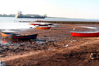 La bajante del Uruguay sorprendió a los pescadores, que encontraron sus botes a varios metros del río