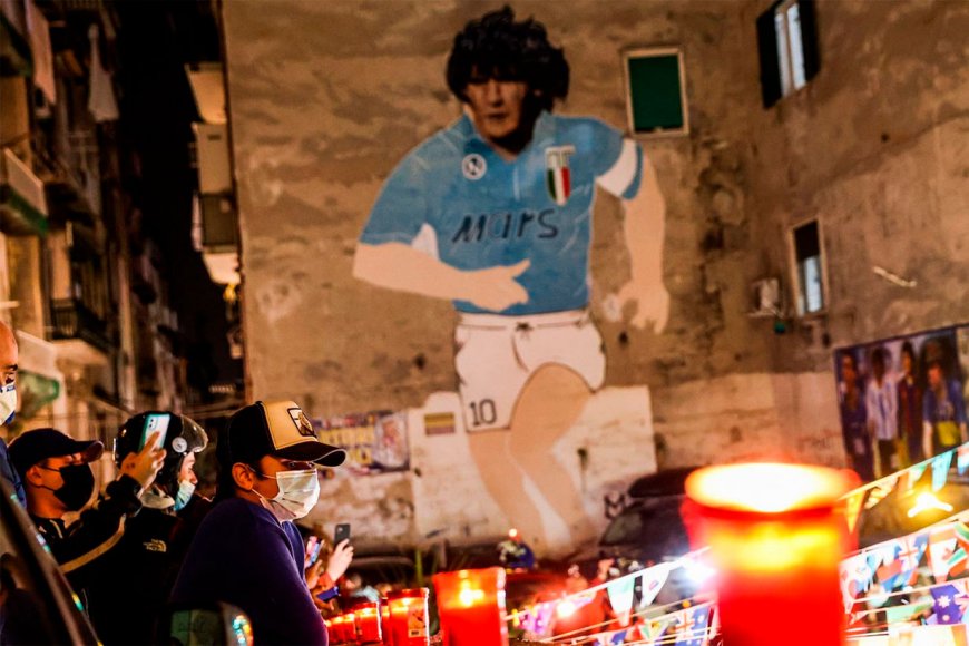 Maradona, adorado en Nápoles
