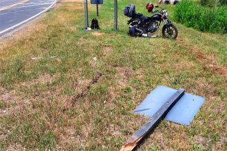 En zona de curvas, su moto impactó contra un cartel de señalización: ella murió y él está en "estado delicado"