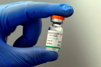 Personal de seguridad y un grupo de docentes serán los primeros en recibir la vacuna china