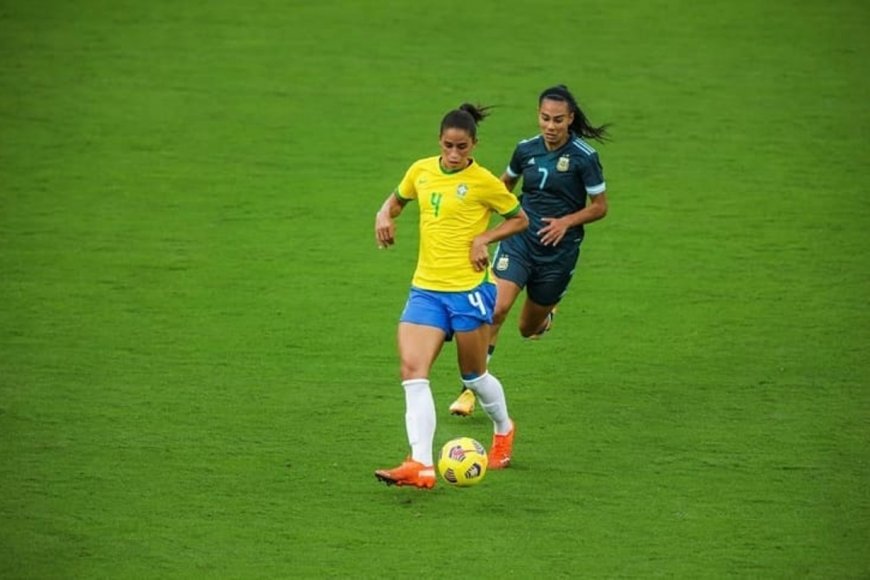 Yael Oviedo en el partido ante Brasil.
