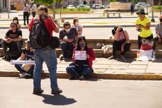 En señal de protesta por la falta de acuerdo salarial, docentes acampan frente a la Casa de Gobiero