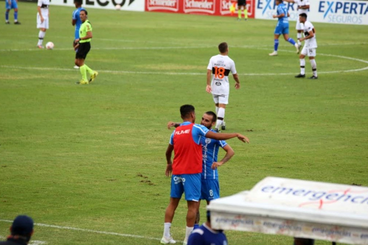 Tesuri celebra su gol en el Tomba.
