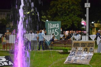 Con velas y árboles, recordaron a los desaparecidos de la dictadura