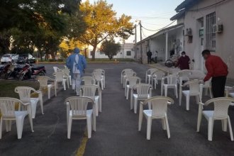 La llamativa imagen de un hospital entrerriano: pusieron 50 sillas afuera “para esperar”