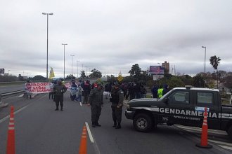 Una protesta genera demoras en el cruce del puente Rosario - Victoria