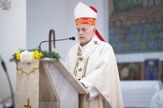 El arzobispo Puiggari “permanece estable” y será operado este martes
