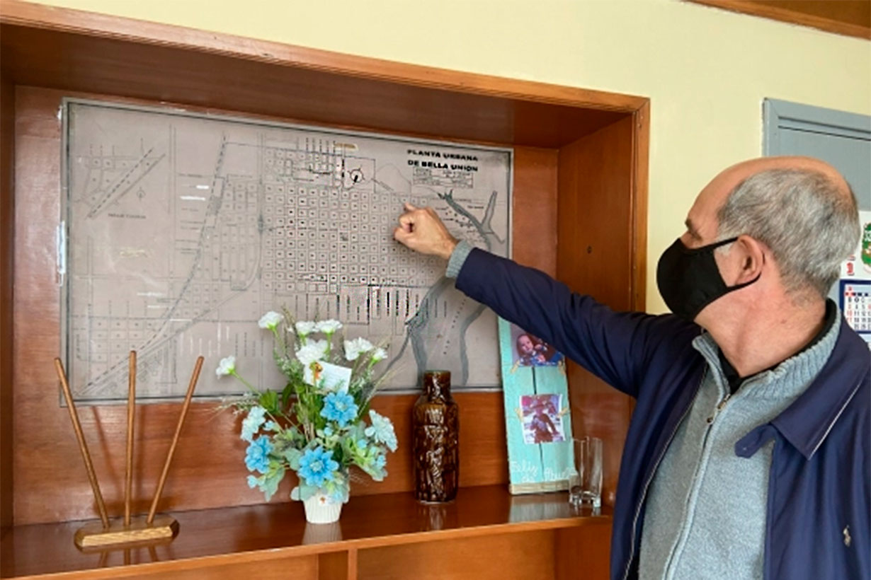 El intendente de Bella Unión mostrando el mapa