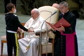 En plena audiencia general, un cura entrerriano fue testigo del curioso momento que protagonizó un niño junto al Papa Francisco