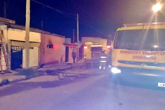 Rescataron de entre las llamas a una mujer que debió ser hospitalizada, pero no lograron salvar a su mascota