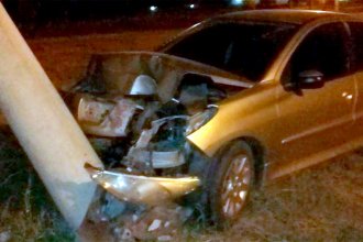 Perdió el control, su auto impactó contra un poste de hormigón del tendido eléctrico y él terminó en el hospital