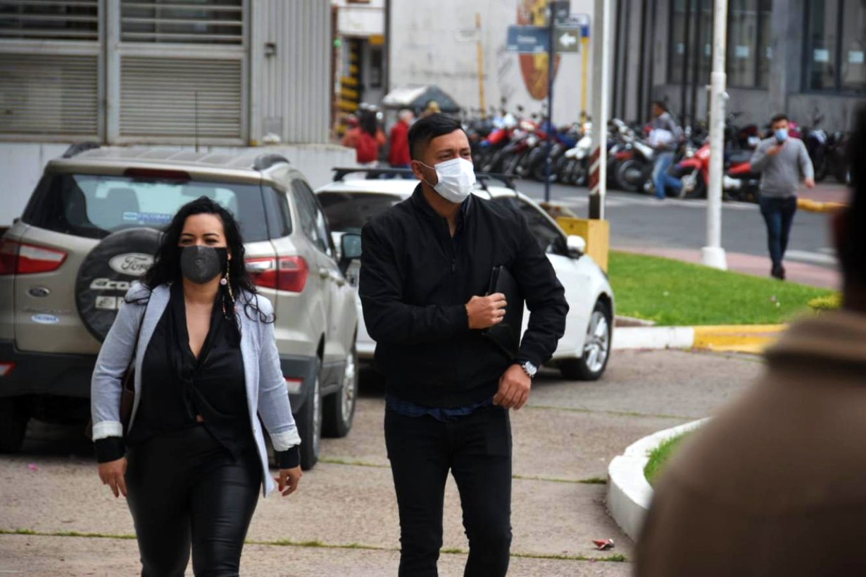 Luciana y Alejandro Almada ingresando a tribunales