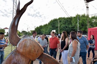 Otra ciudad entrerriana se convierte en "objeto cultural" y regala a sus vecinos el fruto de la mano de escultores
