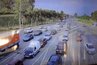 Largas filas de vehículos complican el tránsito en el Complejo Zárate - Brazo Largo