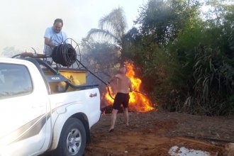 Vecinos le hicieron frente a las llamas hasta la llegada de los bomberos voluntarios