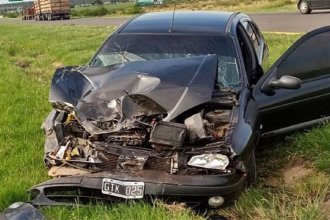 Auto en el que viajaban madre e hija impactó contra un camión