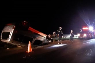 Toro suelto en la ruta protagonizó un accidente múltiple, en el que una camioneta terminó volcada sobre la cabecera de un puente