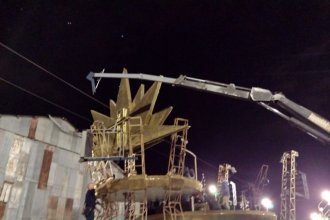 Accidentada noche en el Carnaval del País: dos heridos, al romperse una grúa que subía el sol de Marí Marí a una carroza