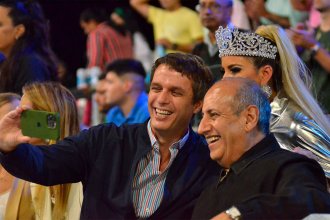 Selfie política: Cresto acompañó a Rossi en el cierre del carnaval y lo felicitó “por lo linda que está Santa Elena”