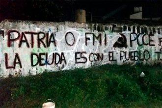 En “flagrancia”. Detuvieron a un militante que pintaba consignas contra el FMI en un edificio público