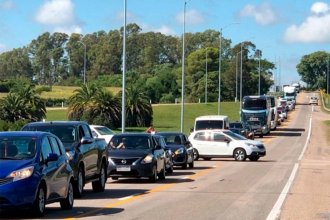 Kilómetros de autos por la <i>segunda ola</i> de uruguayos que ingresan a la Argentina
