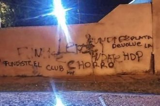 Hinchas de Patronato escracharon al presidente del club con pintadas en las paredes del Grella