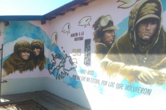 Madres, Abuelas y Veteranos de Malvinas, juntos en el mural de una escuela: las voces involucradas en la polémica