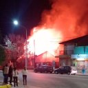 Una vivienda devorada por las llamas frente a la terminal: investigan el origen del fuego