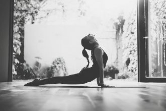 Yoga, meditación y mandalas para ayudar a los que más necesitan