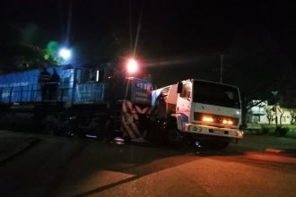Insólito accidente: un camión barredor terminó chocado por un tren con 27 vagones cargados de piedras
