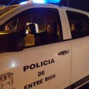 Un automóvil en llamas y un hombre herido de bala. Hay un detenido