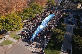 “Alta en el cielo”: tramo de la bandera “más larga del mundo” volvió a Entre Ríos y busca reconocimiento oficial