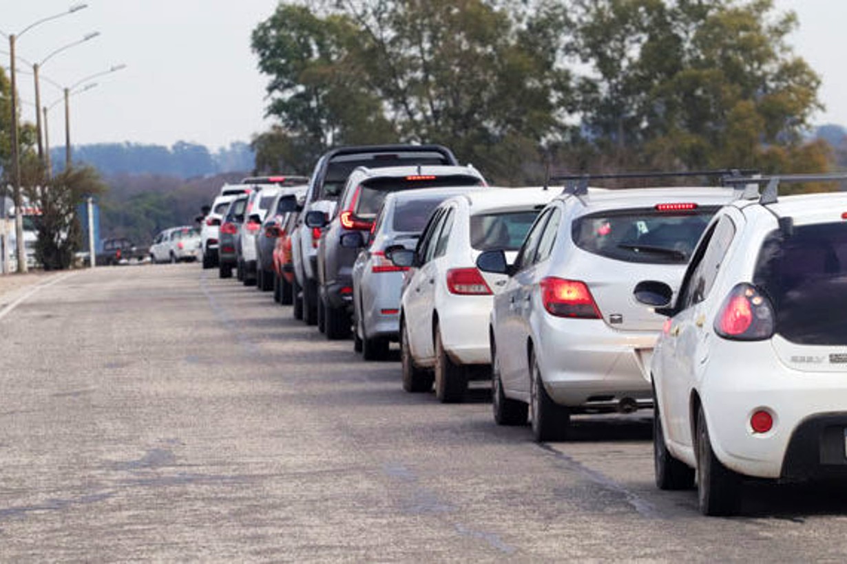 Demoras de 9 horas para cruzar el Puente Artigas - Noticias ...