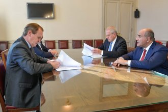 Bordet y el ministro Perczyk firmaron el convenio que oficializa la extensión del horario de clases