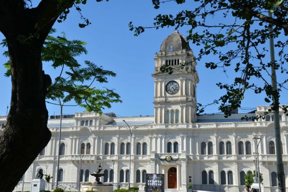 Buscan unificar el régimen horario de la administración pública provincial para todas las categorías