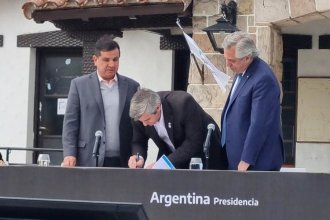 Walser, Fernández y la firma de un convenio que beneficia a municipios de todo el país