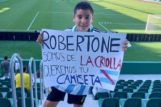 Con "la humildad de un grande", Robertone reaccionó ante un cartel de la tribuna y cumplió el deseo de Marquitos