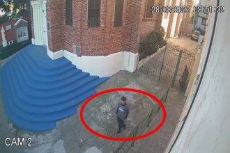 Las cámaras de una parroquia captaron a un joven robando una garrafa y piden colaboración para recuperarla