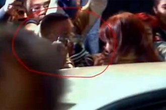 Gravísimo. Un hombre le apuntó con un arma en la cabeza a Cristina Kirchner. Fue detenido