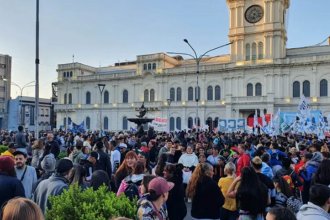 Multitudinaria movilización en Paraná en repudio al ataque contra Cristina Fernández