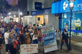 "Derechos sí, recortes no": gualeguaychuenses volvieron a las calles y juntan firmas para pedir a Galimberti que interceda