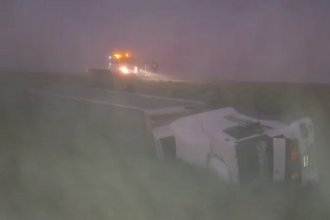 Por la intensa niebla, camionero que transportaba pollos congelados volcó sobre la autovía Artigas