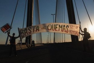Por los incendios y en reclamo de la ley de humedales, cortan el puente Victoria-Rosario